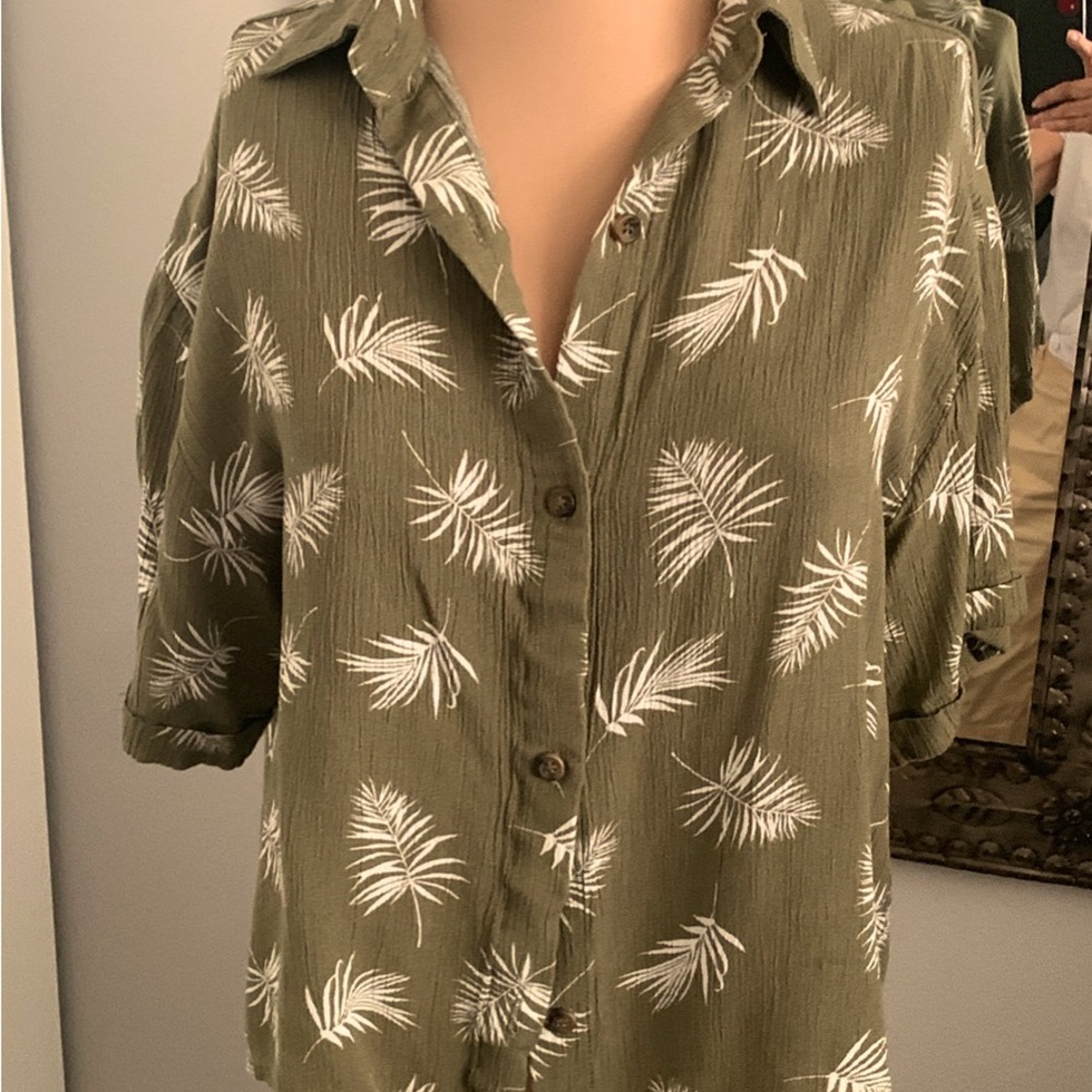 BLOUSE 100 % RAYON WASHABLE COLLAR BUTTON FRONT TIE BOTTOM SIZE SMALL MADE USA